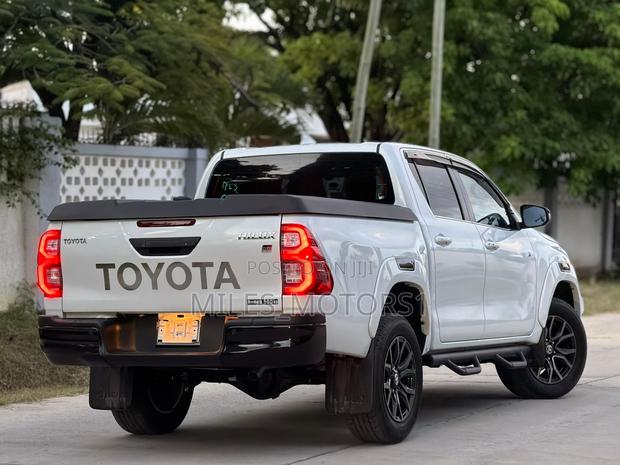 Toyota Hilux 2024 White
