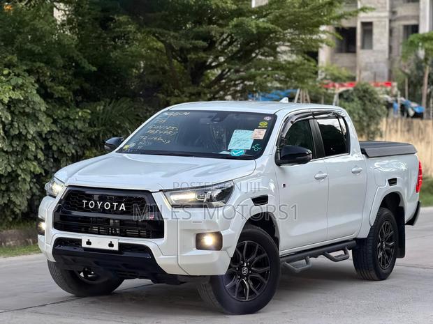Toyota Hilux 2024 White