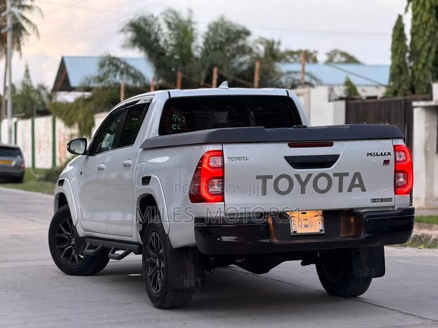 Toyota Hilux 2024 White