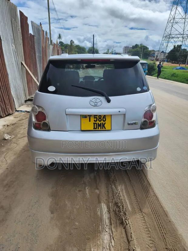 Toyota IST 2005 Silver