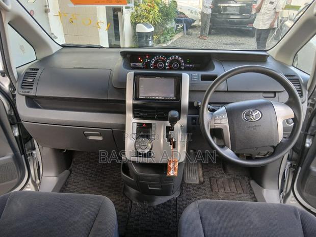 Toyota Noah 2009 Silver