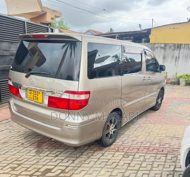Toyota Alphard 2004 Gold