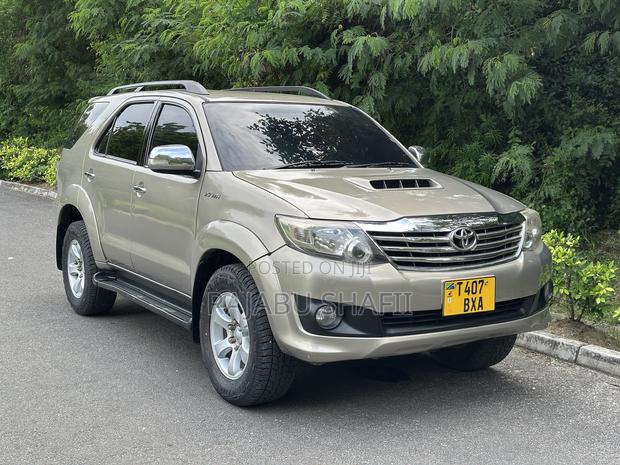 Toyota Fortuner 2.7 AWD 2011 Gold