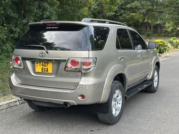 Toyota Fortuner 2.7 AWD 2011 Gold