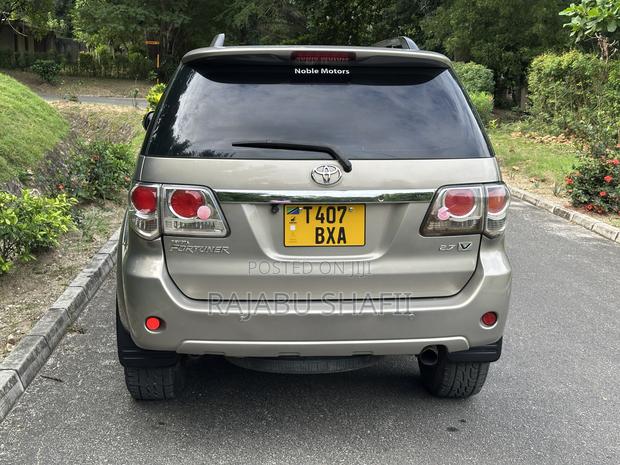 Toyota Fortuner 2.7 AWD 2011 Gold