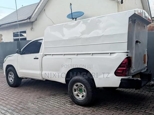 Toyota Hilux 2010 White