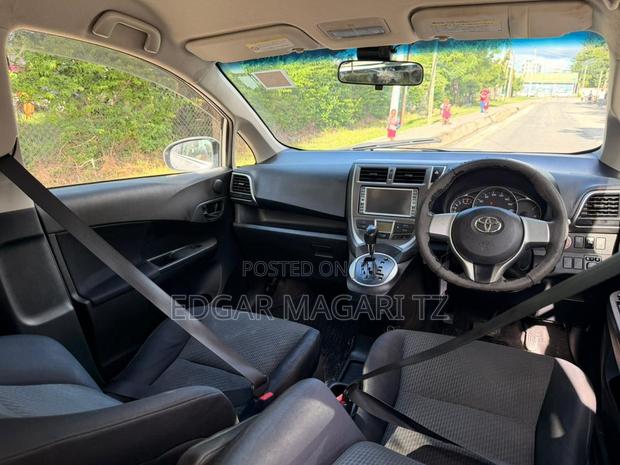 Toyota Ractis 2013 Silver