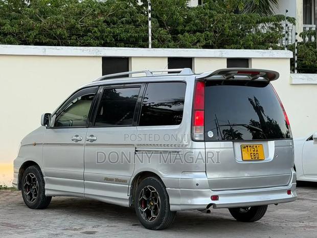 Toyota Noah 2.0 AWD (8 Seater) 2003 Silver