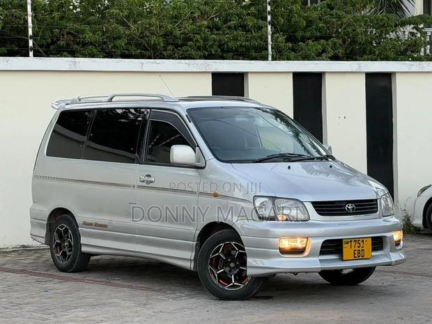 Toyota Noah 2.0 AWD (8 Seater) 2003 Silver