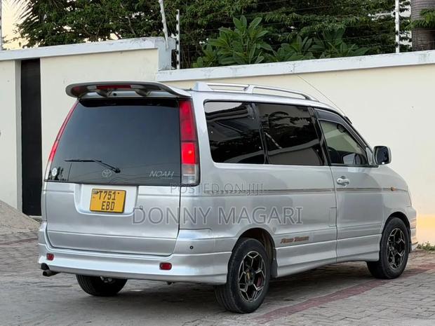 Toyota Noah 2.0 AWD (8 Seater) 2003 Silver
