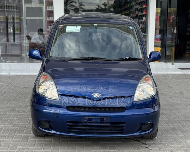 Toyota Fun Cargo 2004 Blue