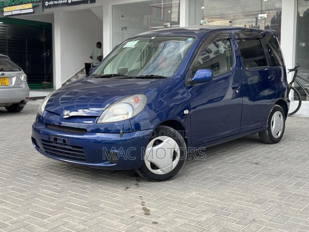 Toyota Fun Cargo 2004 Blue