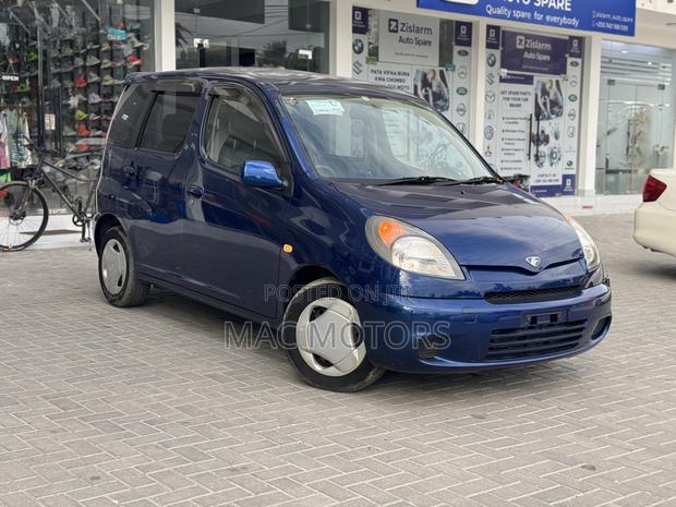 Toyota Fun Cargo 2004 Blue