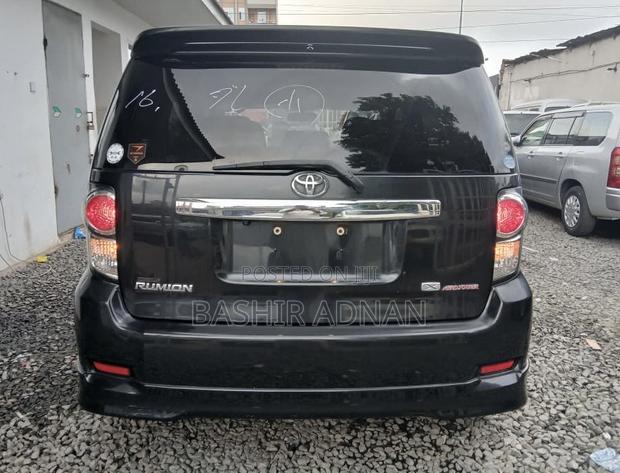 Toyota Corolla Rumion Hatchback 1.5 FWD 2011 Black