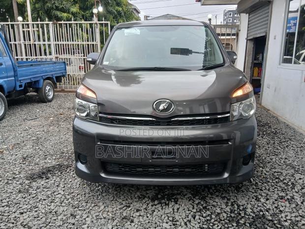 Toyota Voxy 2012 Gray