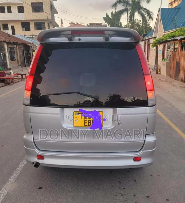 Toyota Noah 2003 Silver