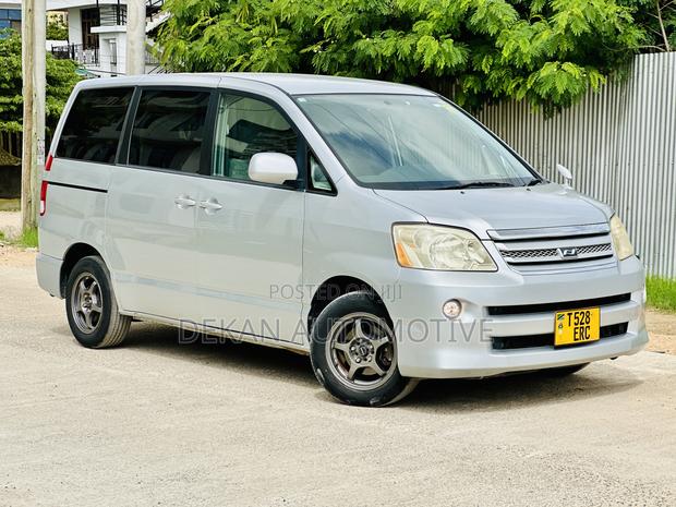 Toyota Noah 2.0 143hp FWD (8 Seater) 2007 Silver