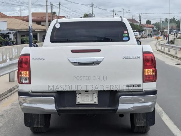Toyota Hilux Revo Double Cab Deisel 2.4 AWD 2018 White