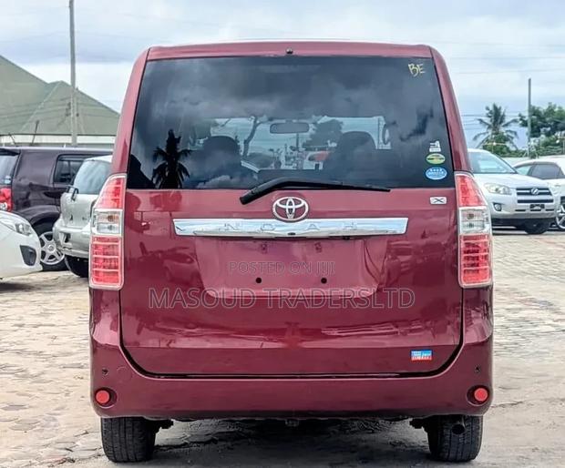 Toyota Noah 2.0 143hp AWD (8 Seater) 2008 Red