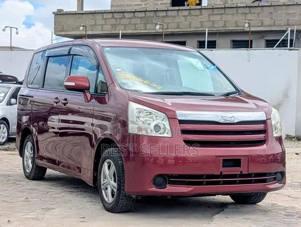 Toyota Noah 2.0 143hp AWD (8 Seater) 2008 Red