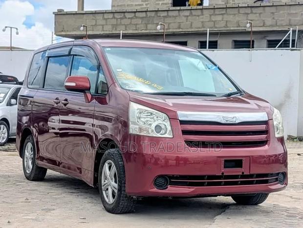 Toyota Noah 2.0 143hp AWD (8 Seater) 2008 Red