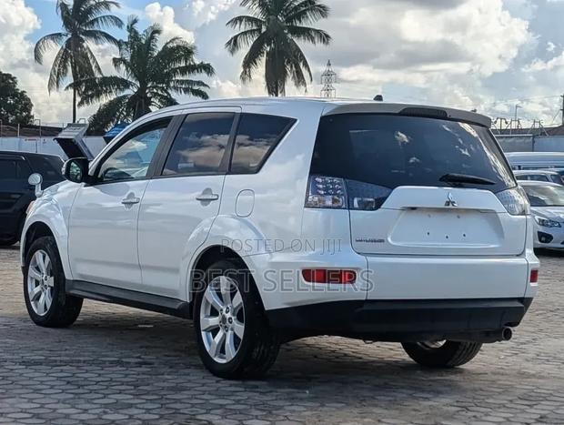 Mitsubishi Outlander XLS 2010 White