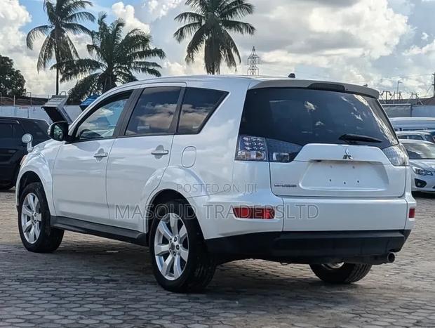 Mitsubishi Outlander XLS 2010 White
