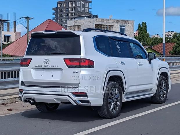 Toyota Land Cruiser LC300 2024 White