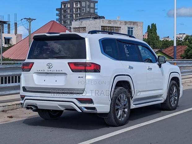 Toyota Land Cruiser LC300 2024 White