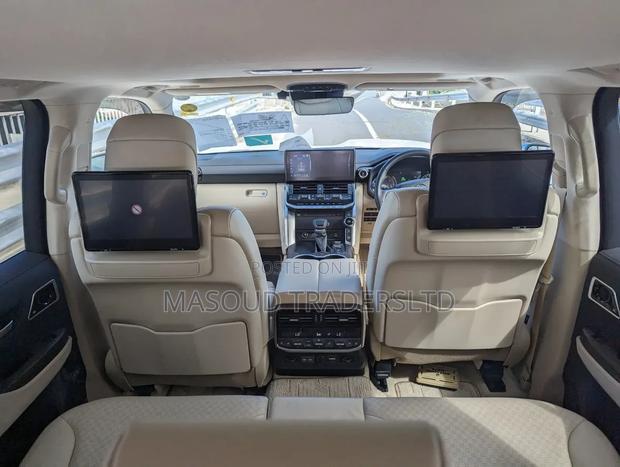 Toyota Land Cruiser LC300 2024 White