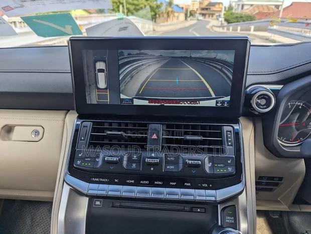 Toyota Land Cruiser LC300 2024 White
