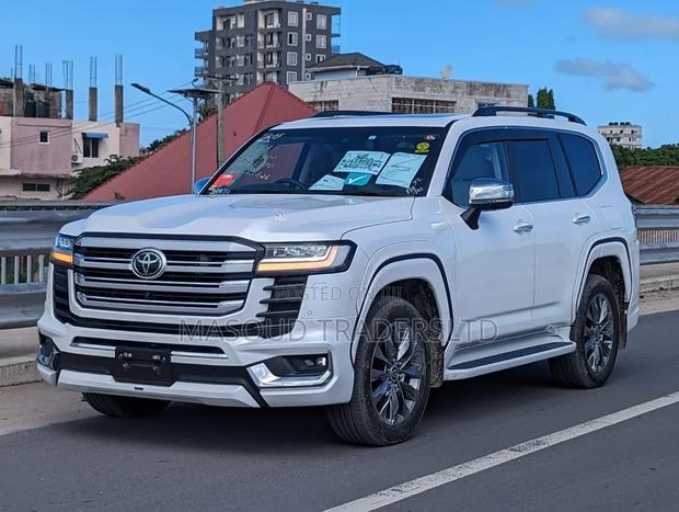 Toyota Land Cruiser LC300 2024 White