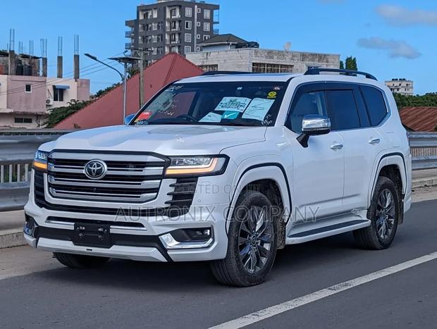 Toyota Land Cruiser 2025 White