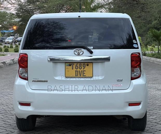 Toyota Corolla Rumion Hatchback 1.8 FWD 2009 White