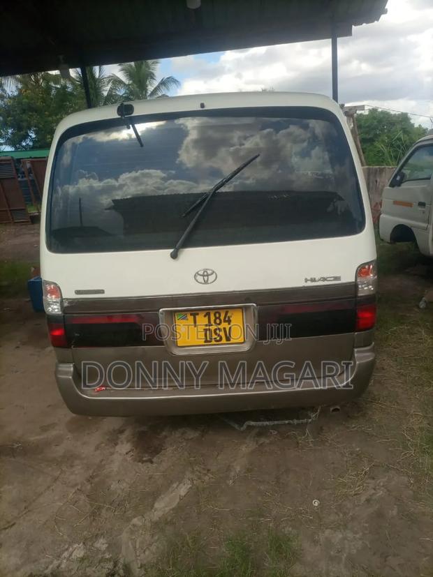 Toyota HiAce 2006 White