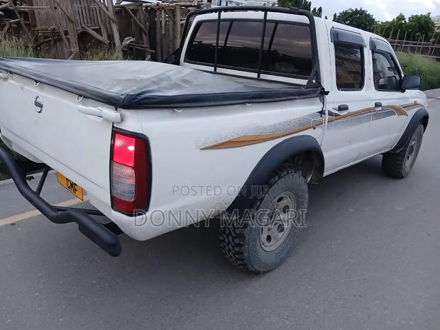 Nissan Hardbody 2008 White