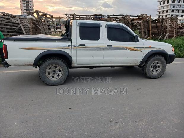 Nissan Hardbody 2008 White