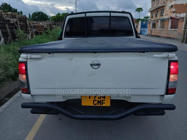 Nissan Hardbody 2008 White