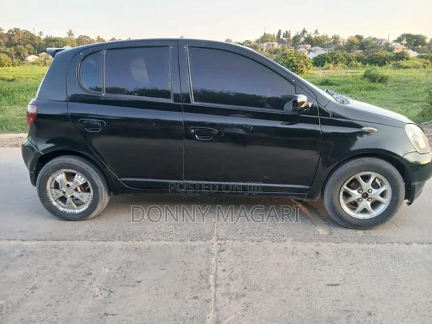Toyota Vitz 2002 Black