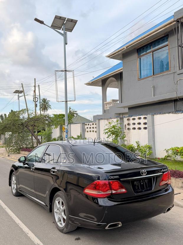 Toyota Crown 2010 Black