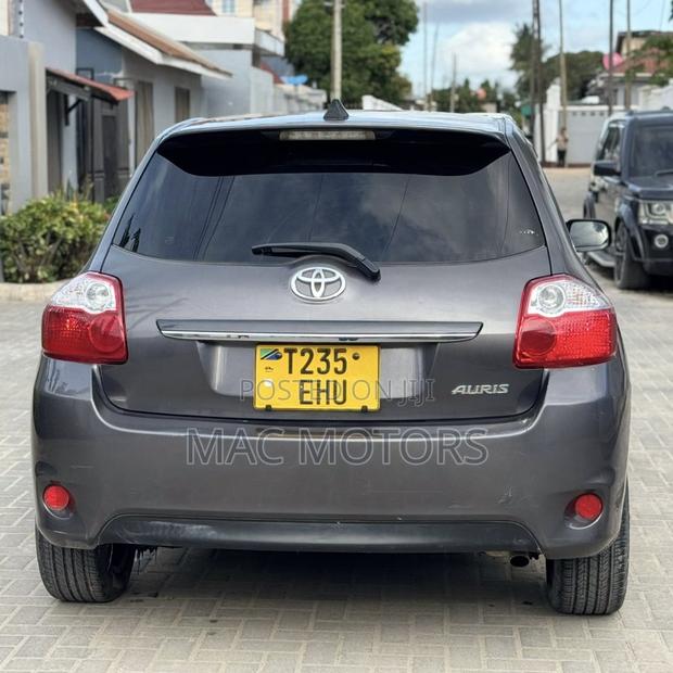 Toyota Auris 2010 Gray