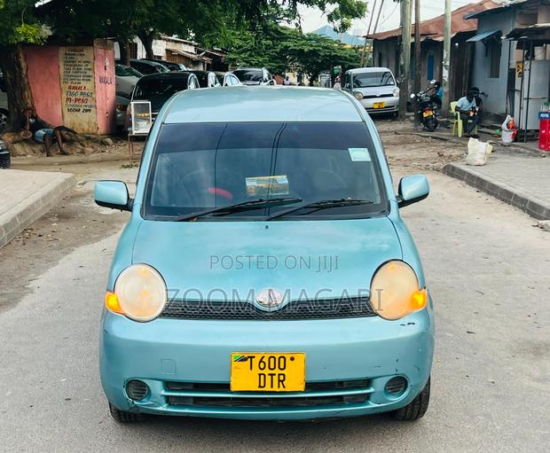 Toyota Sienta 2004 Blue