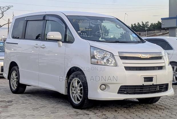 Toyota Noah 2.0 143hp FWD (7 Seater) 2007 White