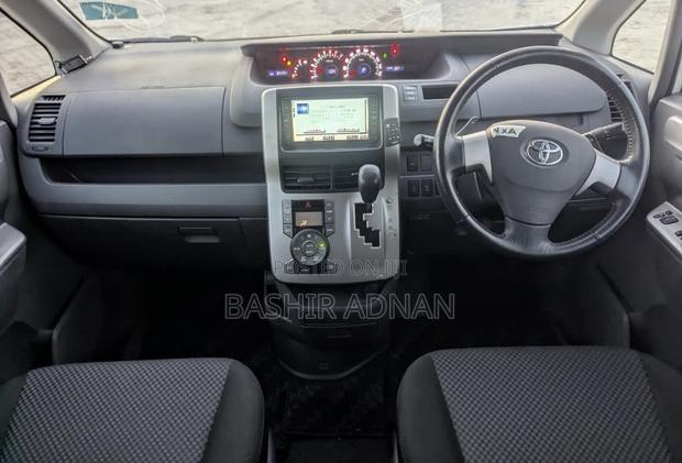 Toyota Noah 2.0 143hp FWD (7 Seater) 2007 White