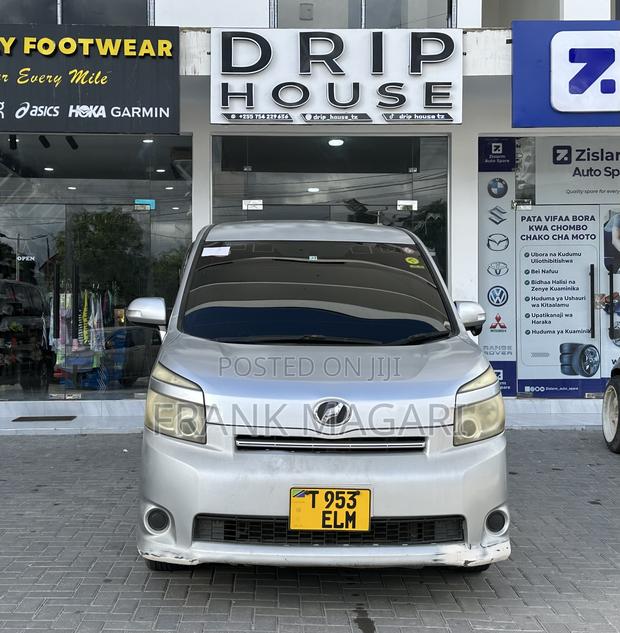 Toyota Noah 2009 Silver