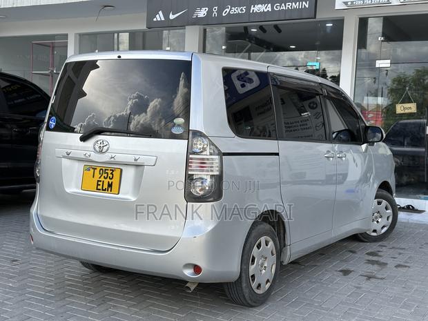 Toyota Noah 2009 Silver