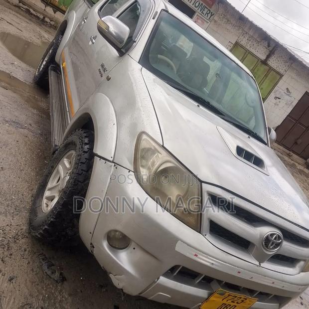 Toyota Hilux 2.5 Cab 2005 Gray