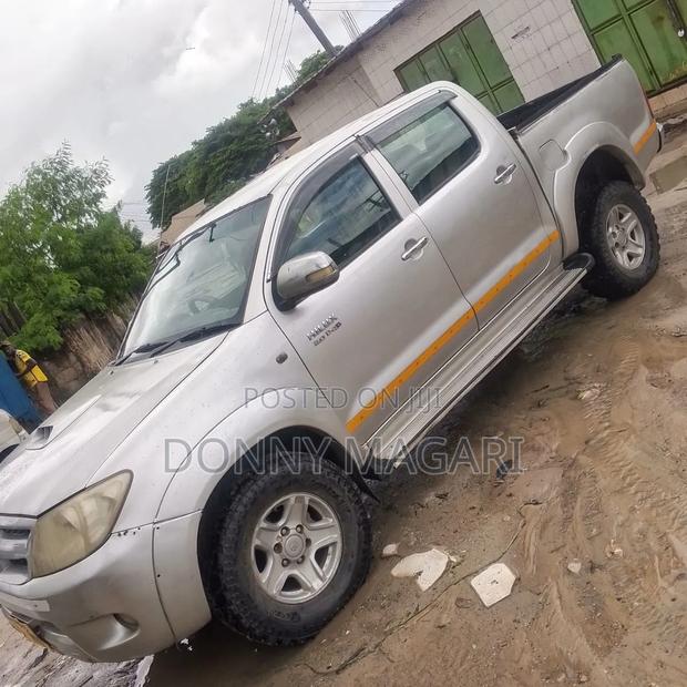 Toyota Hilux 2.5 Cab 2005 Gray