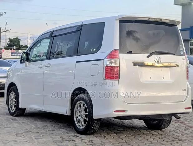 Toyota Noah 2.0 143hp AWD (8 Seater) 2007 White