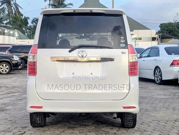 Toyota Noah 2.0 143hp AWD (8 Seater) 2007 White
